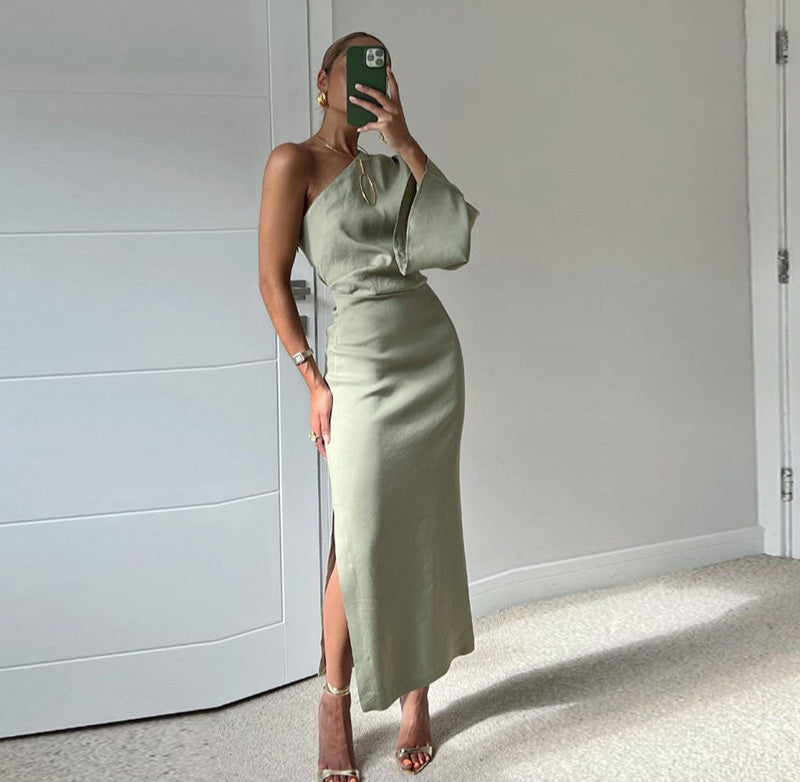 Diona modisches lässiges Plissee-Kleid für Damen in Grün, mit einem schicken Ein-Schulter-Design, Plisseedetails und einem Seitenschlitz für einen eleganten, aber entspannten Look.