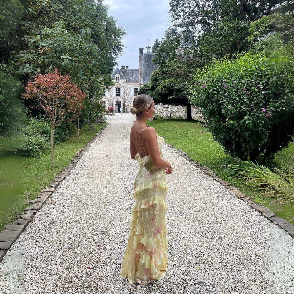Elegantes gelbes florales Abendkleid mit zarten Blumendetails und schmeichelnder Passform für besondere Anlässe