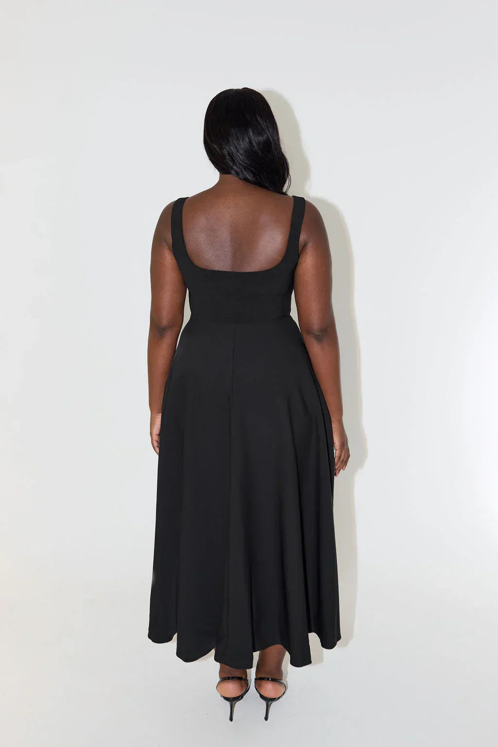 Elegante vestito midi a vita alta con scollo quadrato da donna