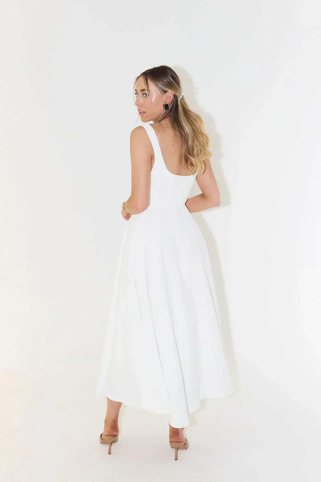 Elegante vestito midi a vita alta con scollo quadrato da donna