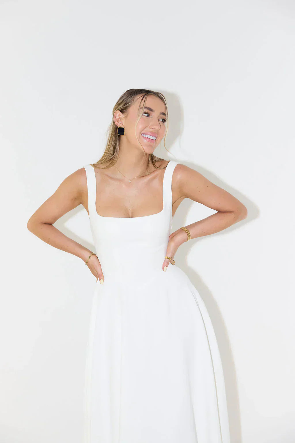 Elegante vestito midi a vita alta con scollo quadrato da donna