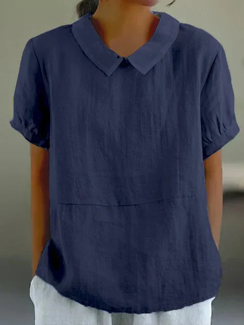 Stylische marineblaue Bluse mit entspannter Passform und Kragen für Frauen, geeignet für legere oder business-casual Anlässe. Weiches, komfortables Material für den ganzen Tag.
