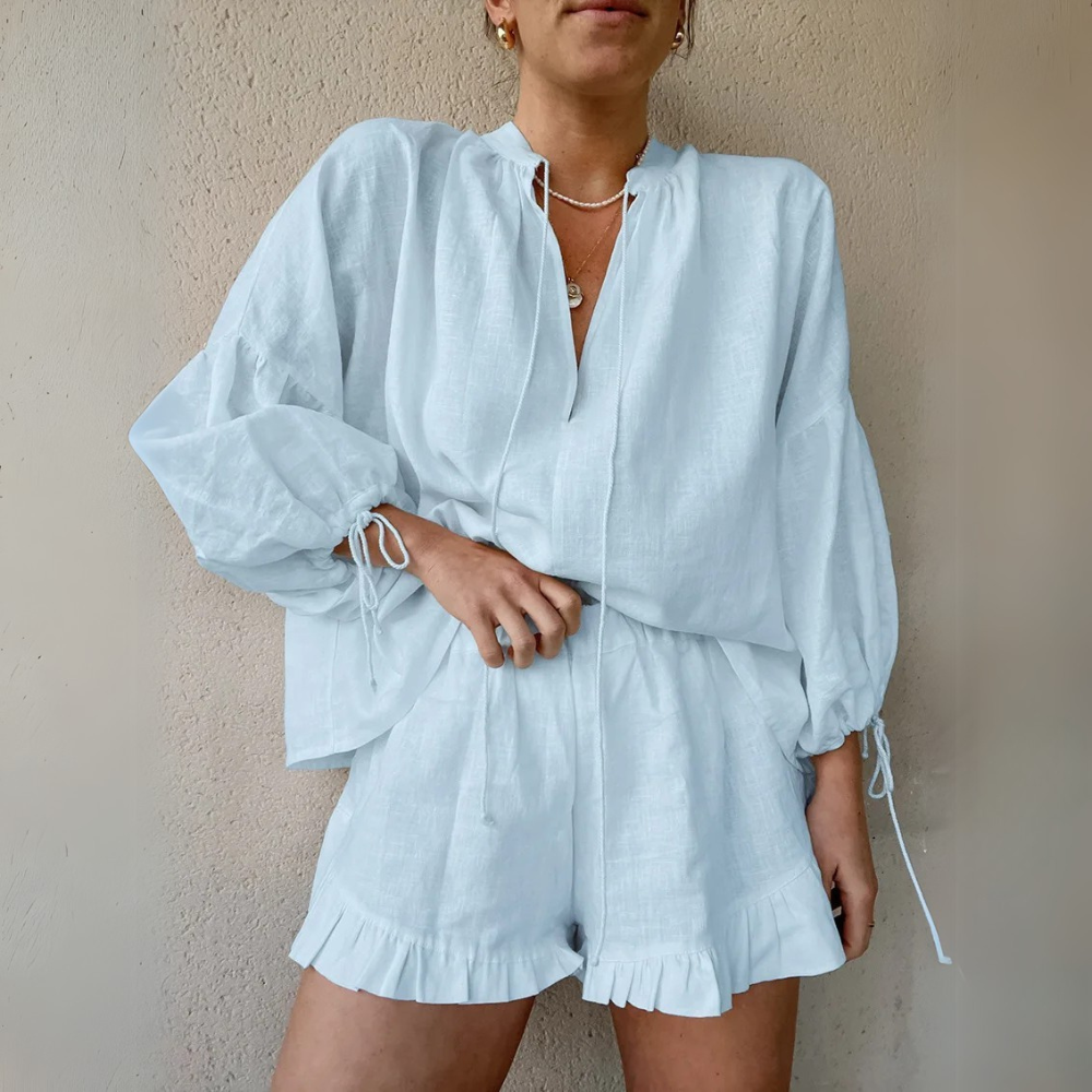 Esenia blaues stylisches Sommer-Urlaubs-Zweiteiliges-Set für Damen, das eine frische blaue Bluse mit bequemen, hochtaillierten Shorts kombiniert