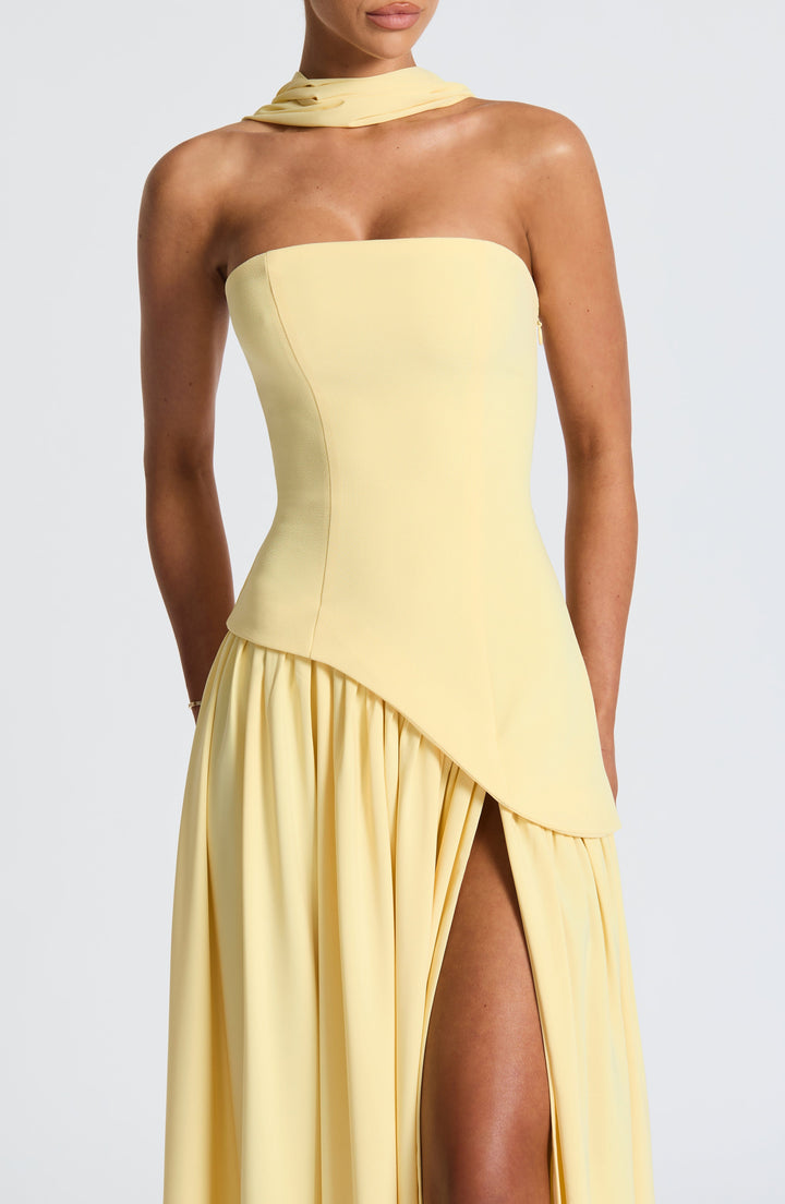 Elegantes Hochzeitsgäste Trägerloses Kleid mit hohem Schlitz für Damen