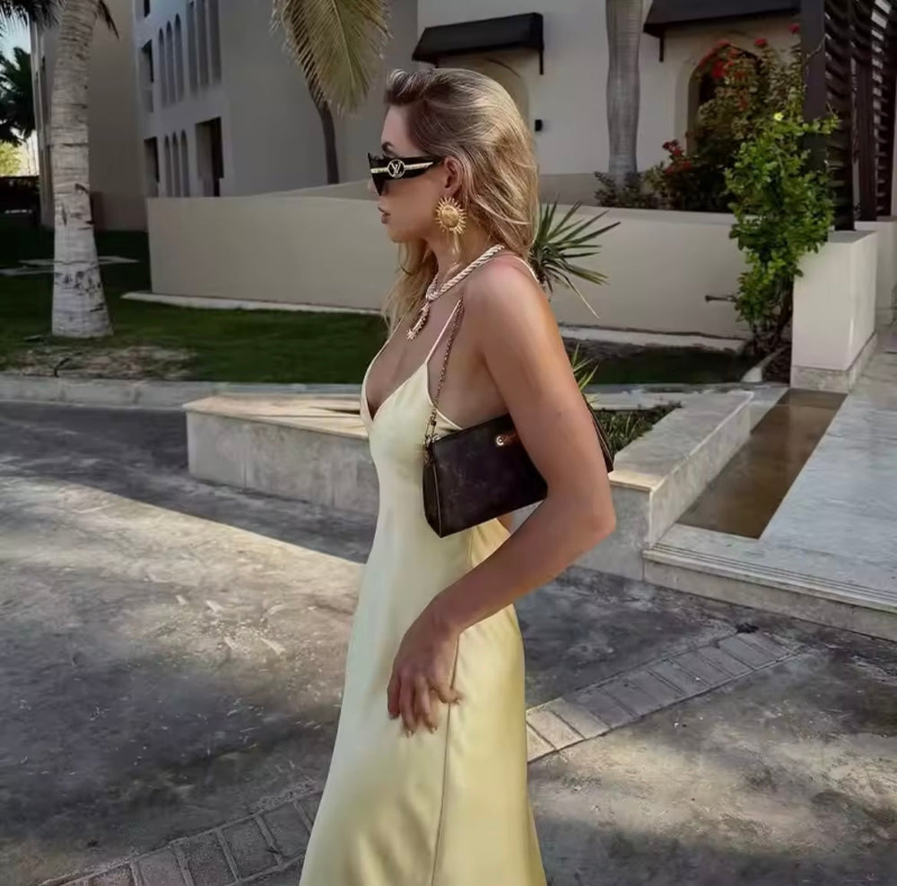 Schickes rückenfreies Spaghettiträgern Kleid für Damen in Gelb für sonnige Hochzeitslooks
