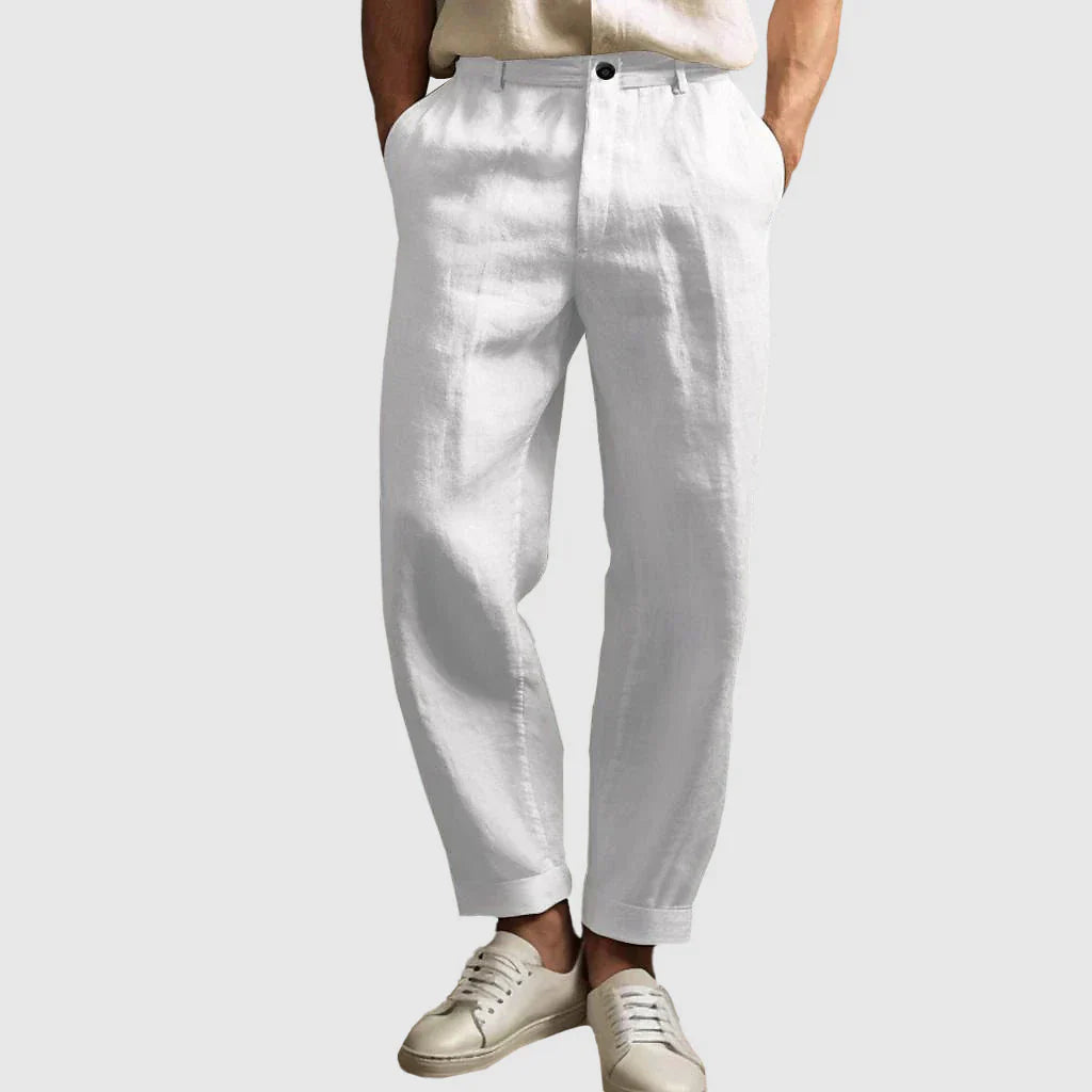 Frische, weiße, gerade geschnittene Leinenhose, ideal für heißes Wetter. Mit einem minimalistischen Design und einem sauberen, zeitlosen Look.