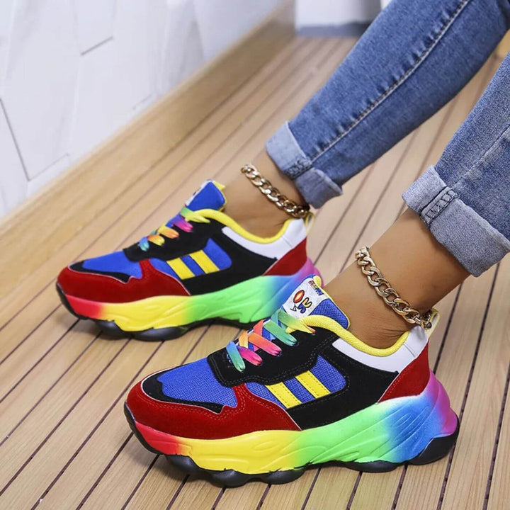 Blaue Gladis trendige Regenbogen-orthopädische Schuhe für Damen, die für Komfort mit einem bunten und stilvollen Aussehen entwickelt wurden, perfekt für den Alltag.
