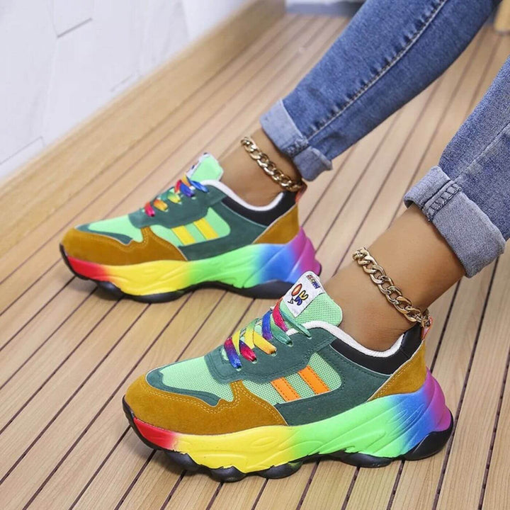 Grüne Gladis trendige Regenbogen-orthopädische Schuhe für Damen, die überlegenen Komfort und ein einzigartiges farbenfrohes Design für den Alltag bieten.