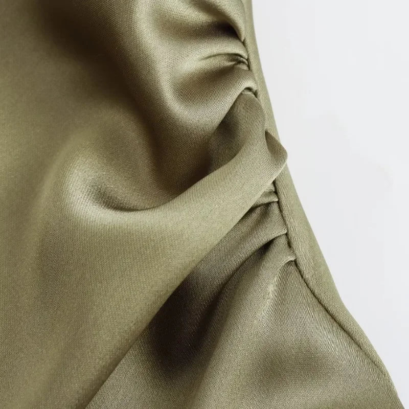 Elegante abito midi in satin senza maniche per donna