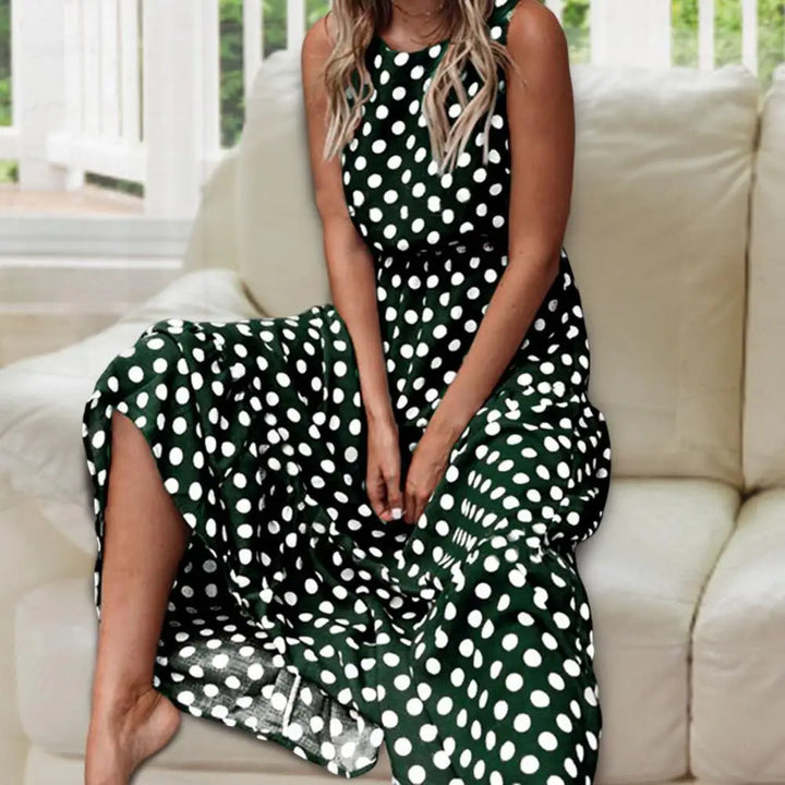 Elegantes grünes Damen-Midikleid mit zeitlosem Polka-Dot Design