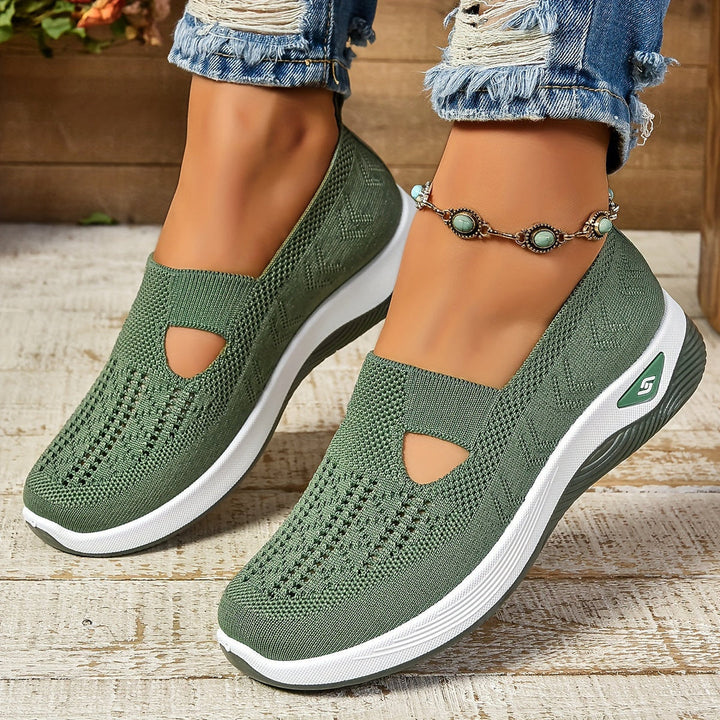 Grüne Hariet atmungsaktive orthopädische Slip-On-Schuhe für Damen, die Komfort und Unterstützung mit einem trendigen Design und atmungsaktivem Stoff bieten.