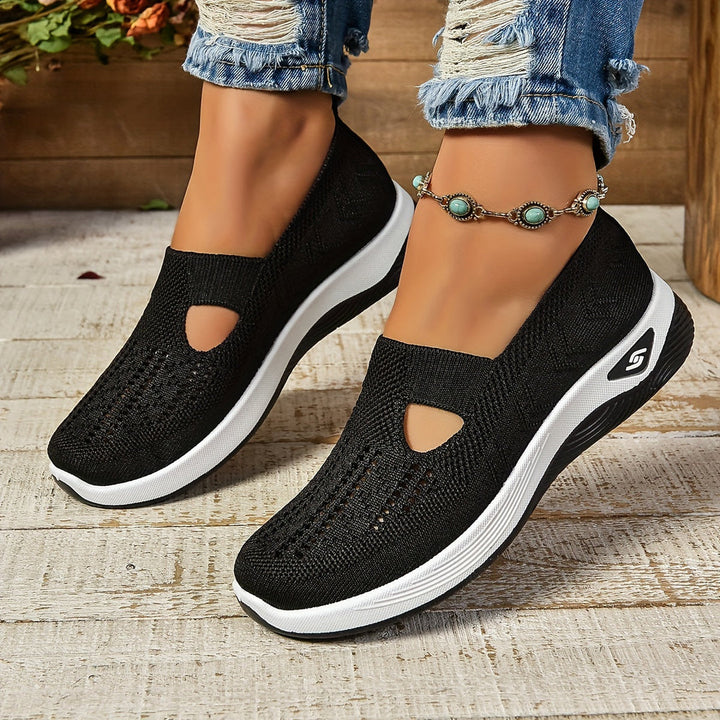 Schwarze Hariet atmungsaktive orthopädische Slip-On-Schuhe für Damen, die überragenden Komfort und Unterstützung mit einem eleganten Design bieten.