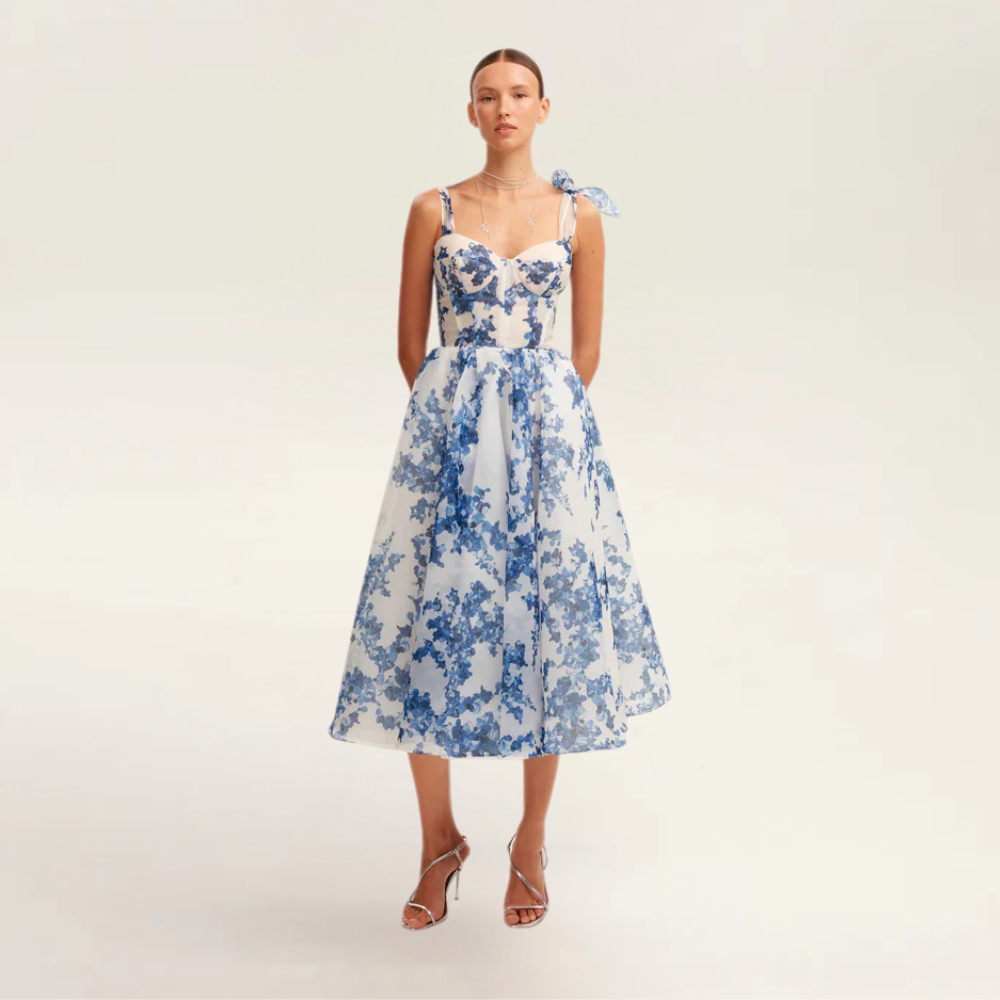 Frontansicht des Heloise blauen Organza-Midi-Kleides mit einem enganliegenden Oberteil mit floralen Mustern und gebundenen Schulterriemen.