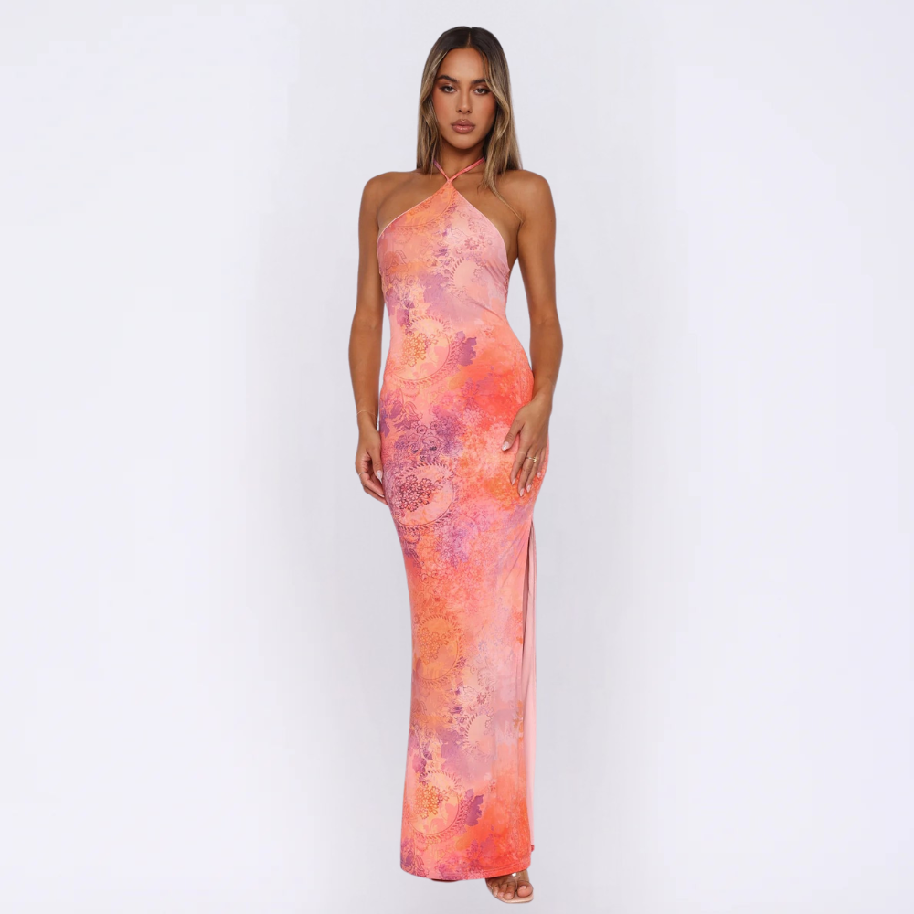 Frontansicht des Heloise orange Halter Neck Maxi Kleides, das das elegante und eng anliegende Design mit einem Halterneck zeigt.