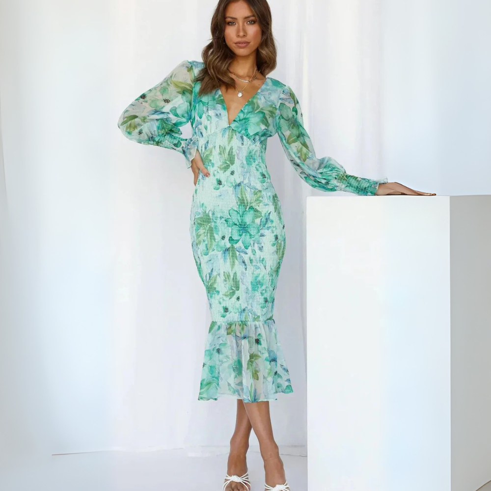 henrika atemberaubend schmeichelndes florales Kleid in Green, mit einem erfrischenden und lebendigen Blumenmuster, ideal für Outdoor-Veranstaltungen und Gartenpartys.