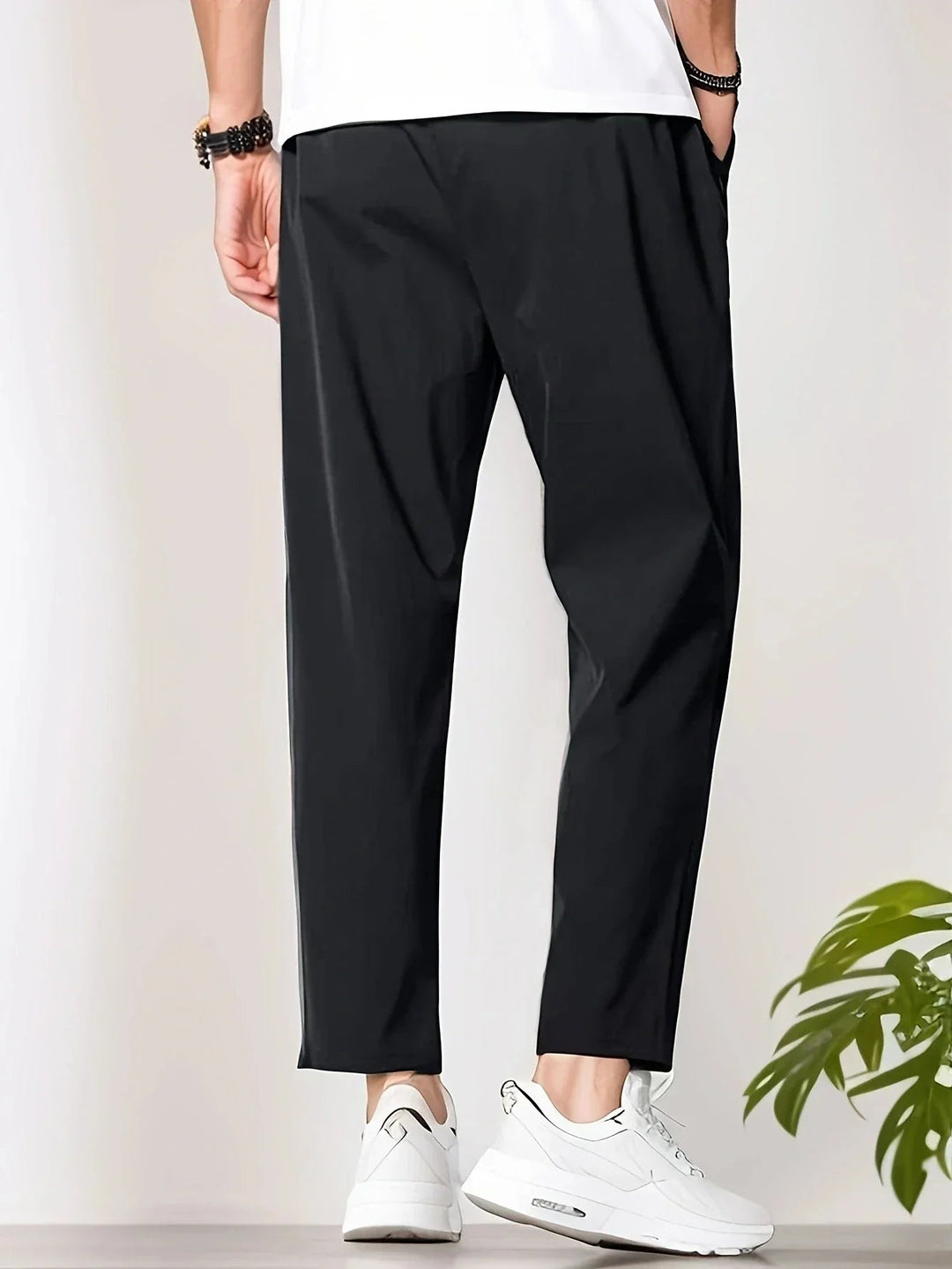 Herrenhose mit Kordelzugbund und Seitentaschen