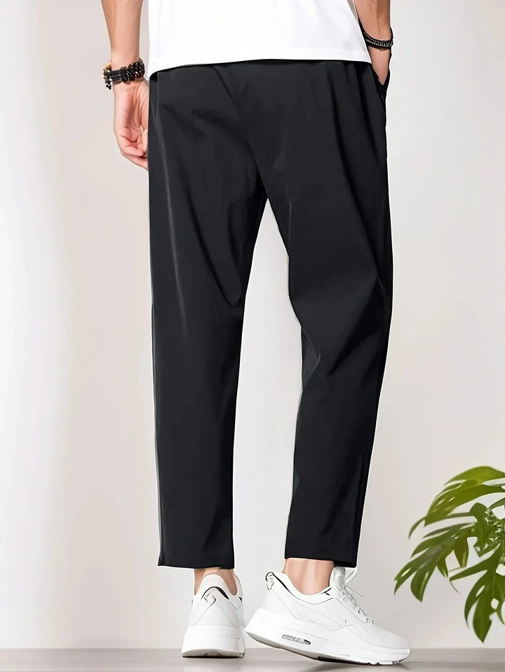 Herrenhose mit Kordelzugbund und Seitentaschen
