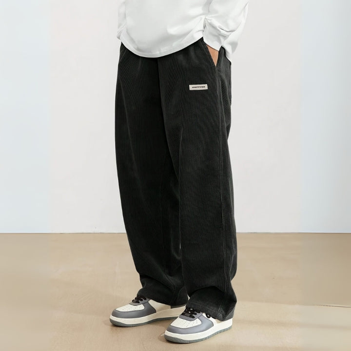 Herrenhose mit Rippenstruktur und Taschen