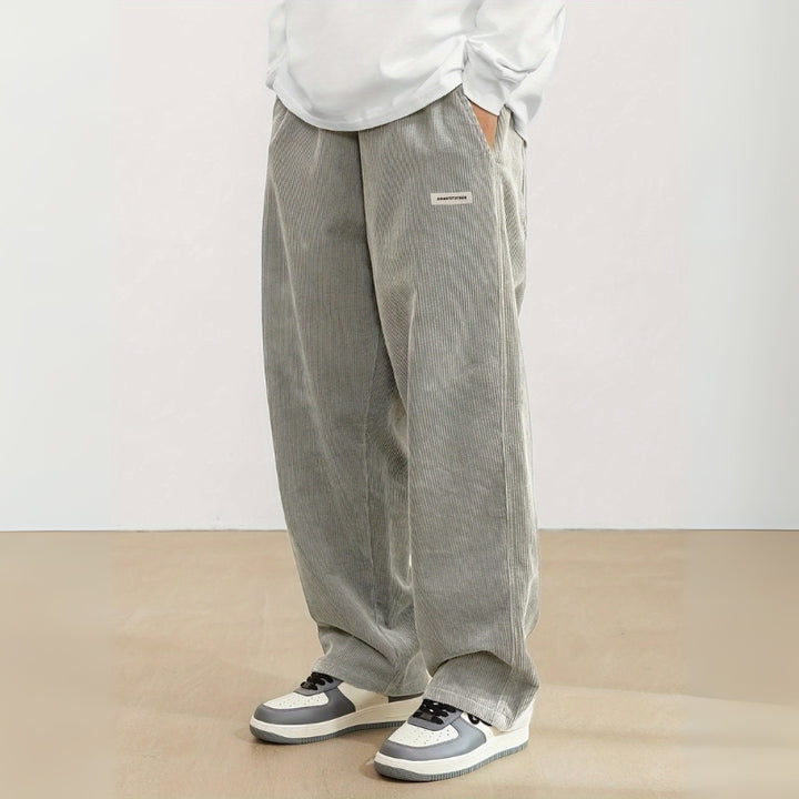 Herrenhose mit Rippenstruktur und Taschen
