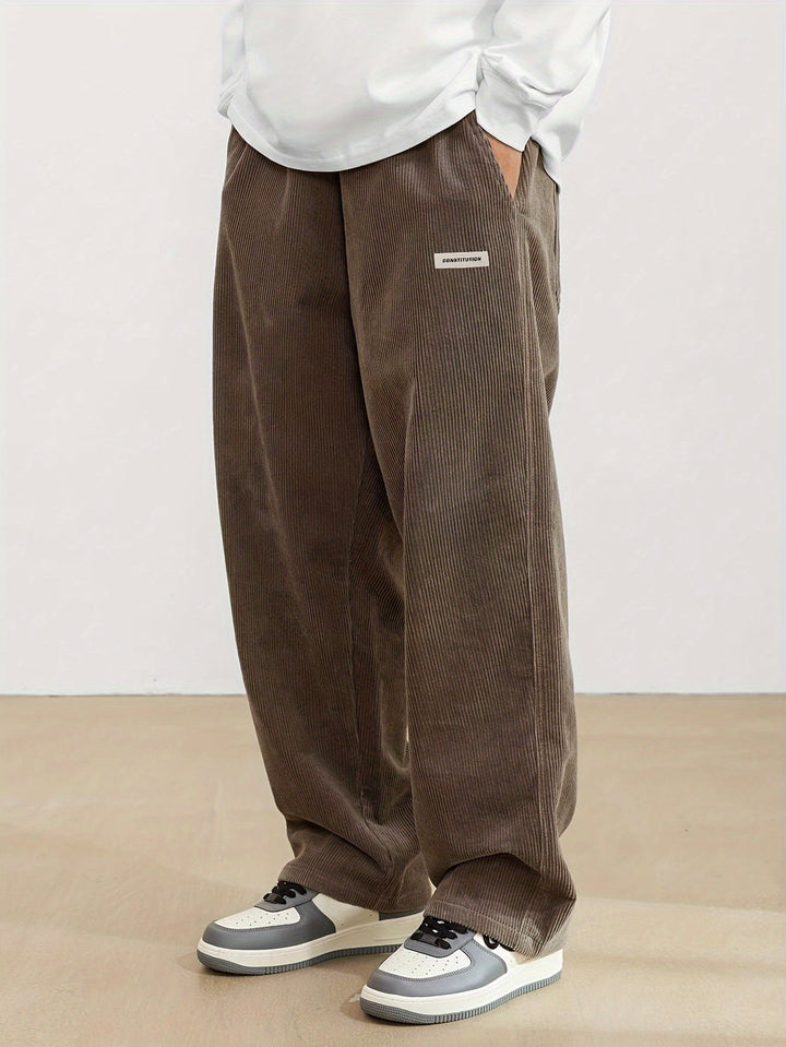 Herrenhose mit Rippenstruktur und Taschen