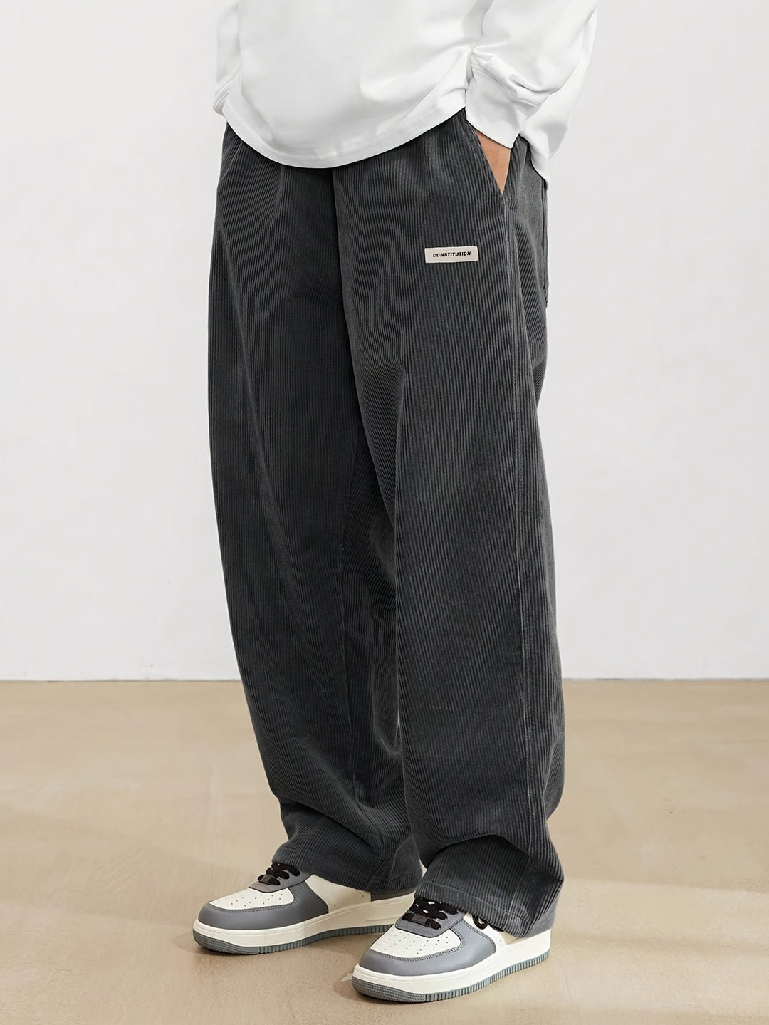 Herrenhose mit Rippenstruktur und Taschen
