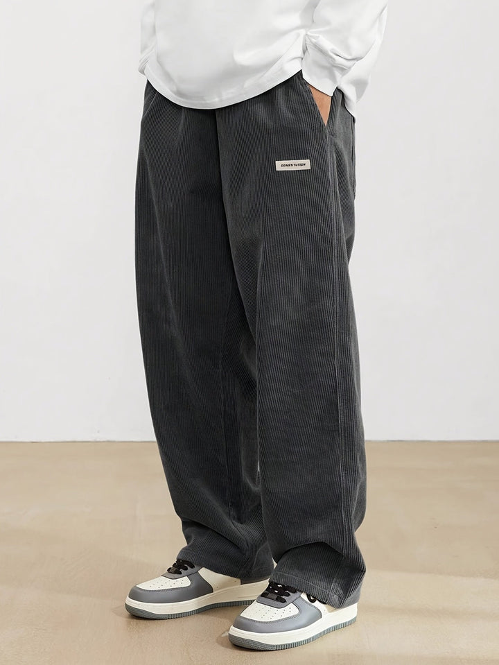 Herrenhose mit Rippenstruktur und Taschen