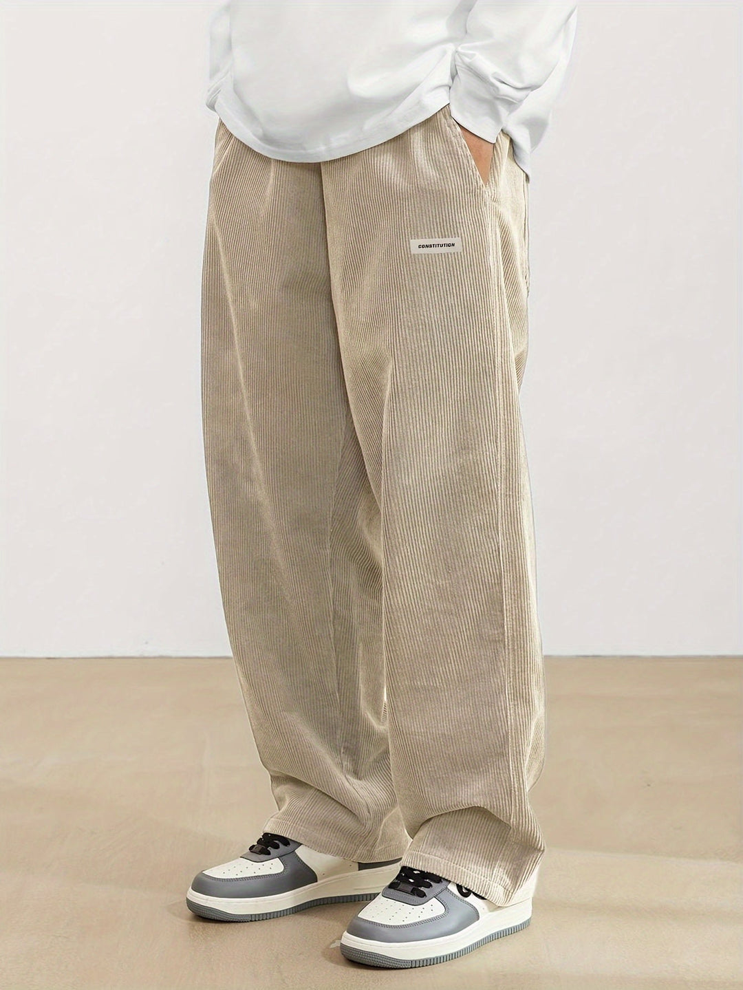 Herrenhose mit Rippenstruktur und Taschen