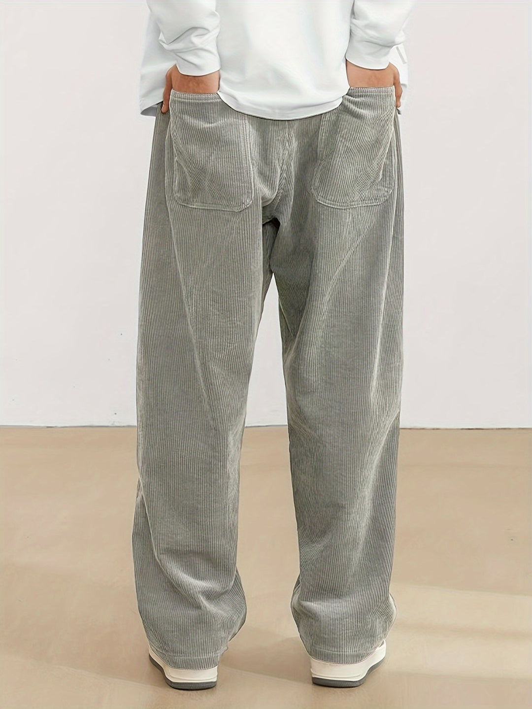 Herrenhose mit Rippenstruktur und Taschen