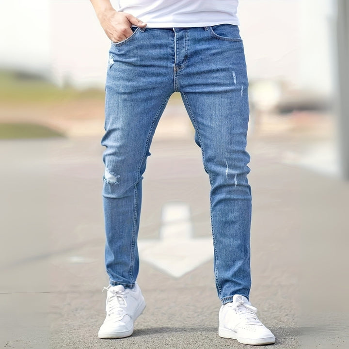 Herrenjeans mit Gürtelschlaufen und schmal zulaufendem Bein
