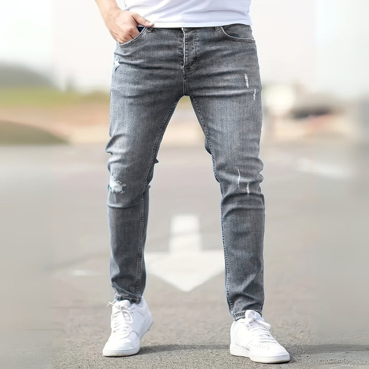 Herrenjeans mit Gürtelschlaufen und schmal zulaufendem Bein
