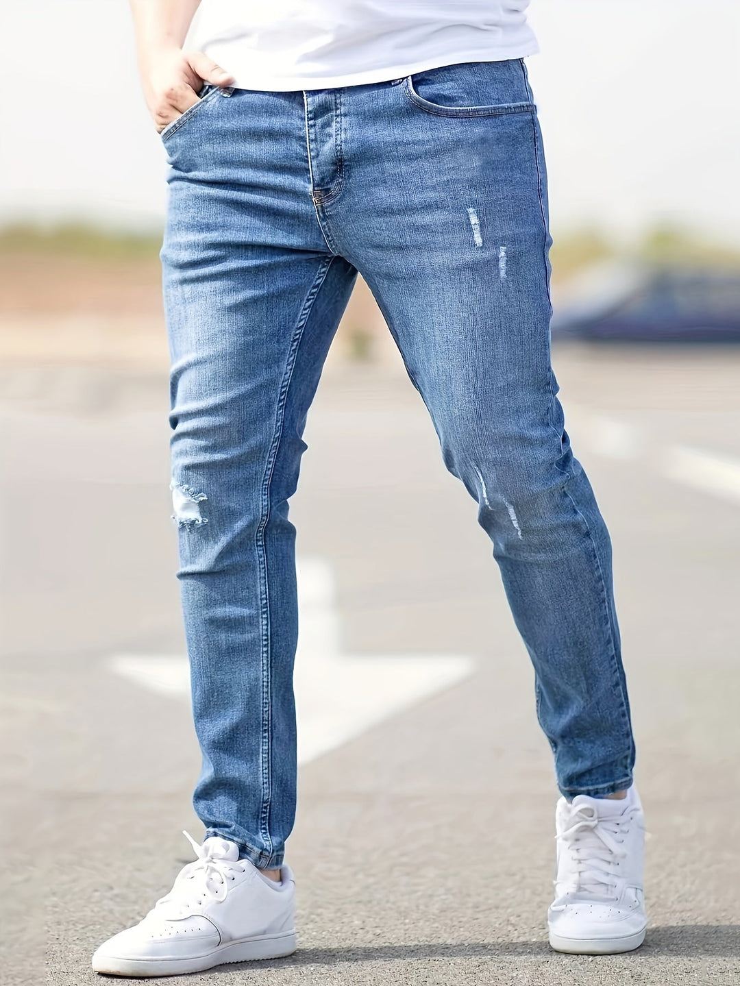 Herrenjeans mit Gürtelschlaufen und schmal zulaufendem Bein