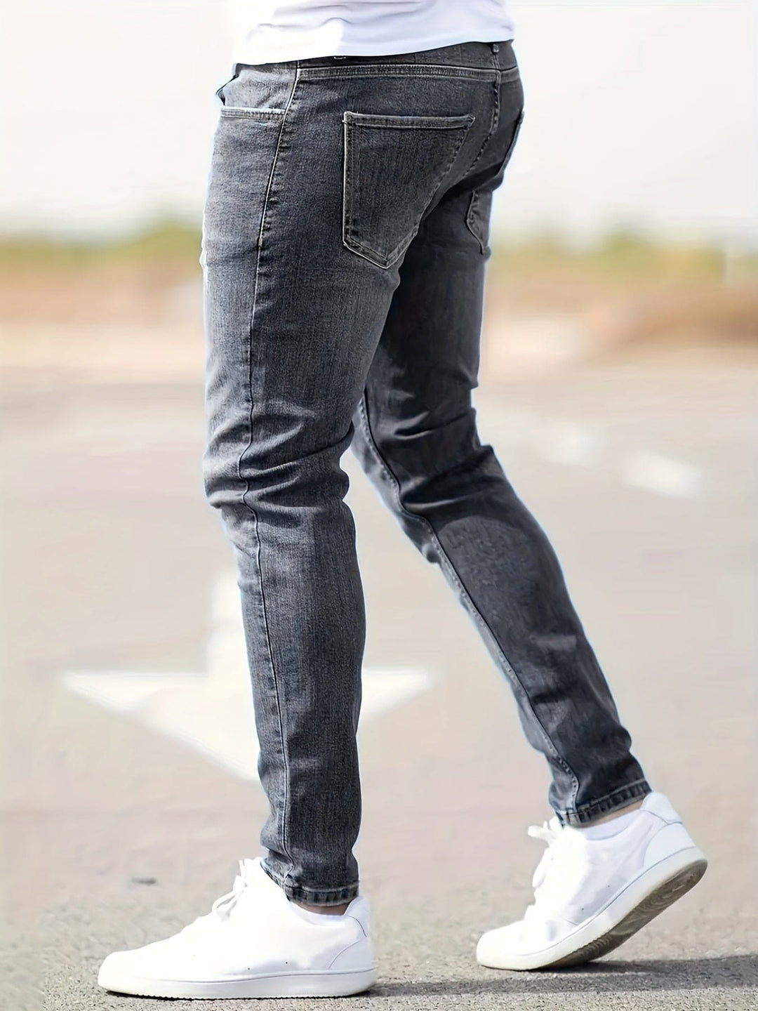 Herrenjeans mit Gürtelschlaufen und schmal zulaufendem Bein