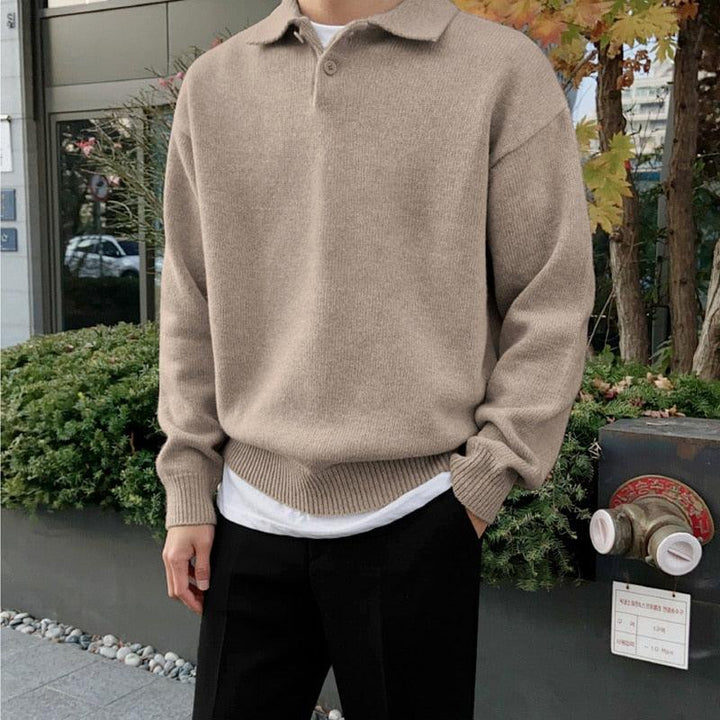 Herrenpullover mit langen Ärmeln und spitzem Kragen