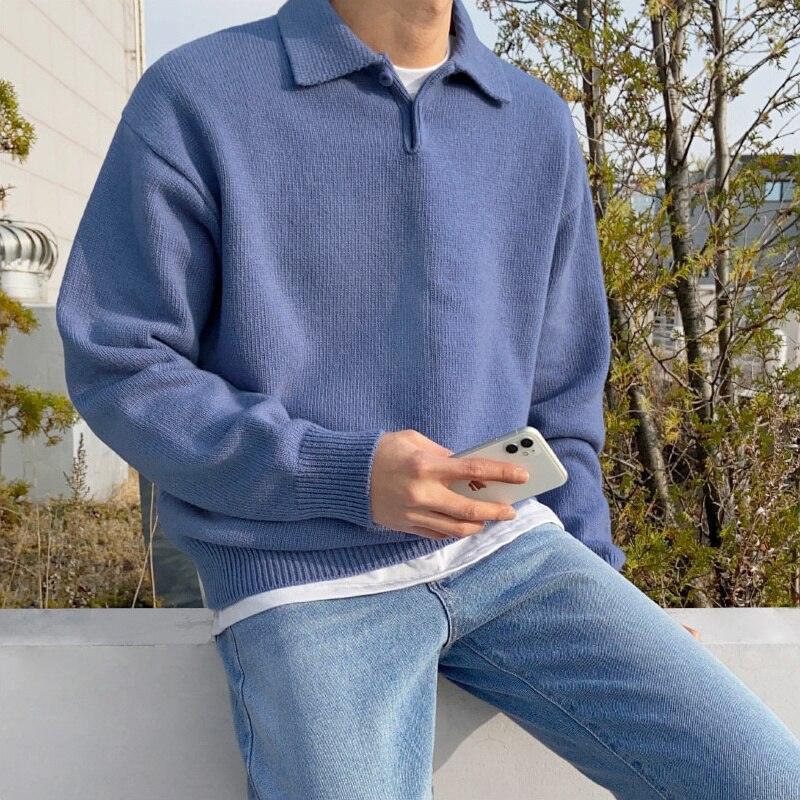 Herrenpullover mit langen Ärmeln und spitzem Kragen