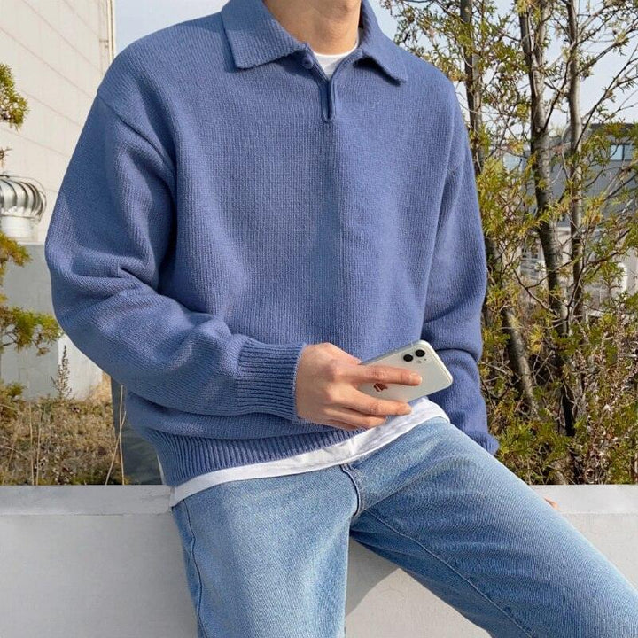 Herrenpullover mit langen Ärmeln und spitzem Kragen