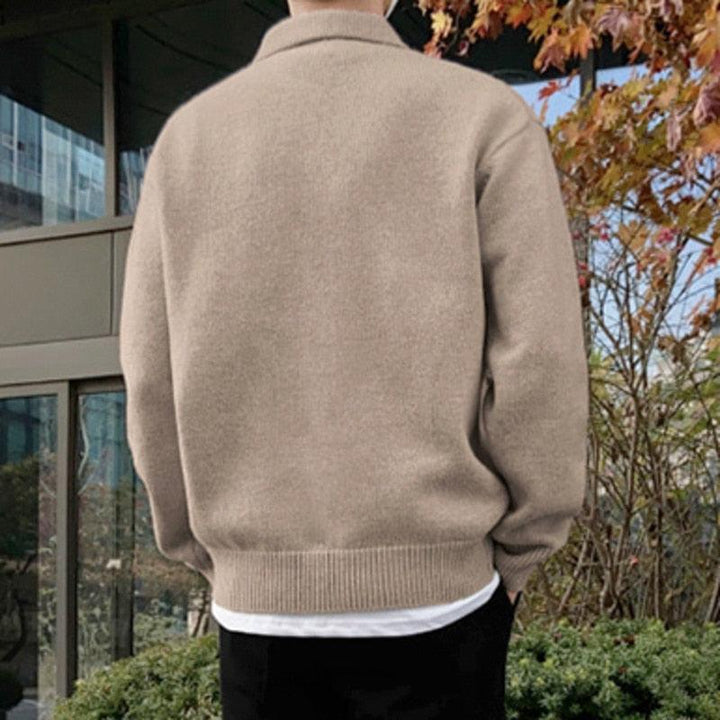 Herrenpullover mit langen Ärmeln und spitzem Kragen