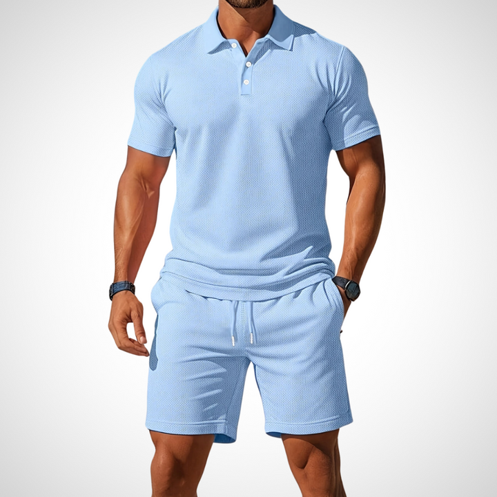 errenset in Hellblau mit Poloshirt und Shorts als lässiges Zweiteiliges Set für warme Tage