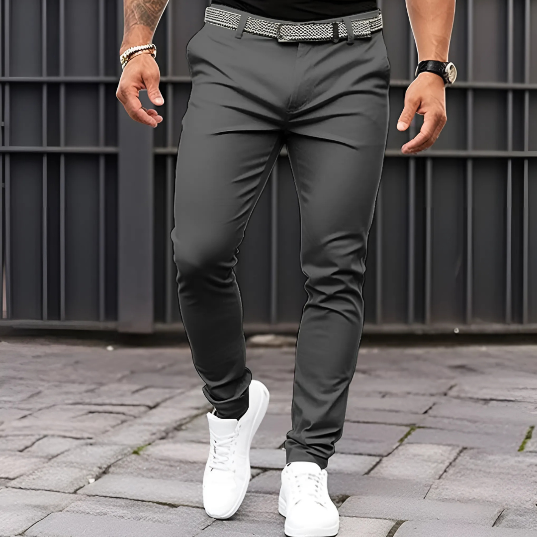 Hose für Herren in Dunkelgrau mit tailliertem Schnitt, elastischem Material und praktischen Gürtelösen.