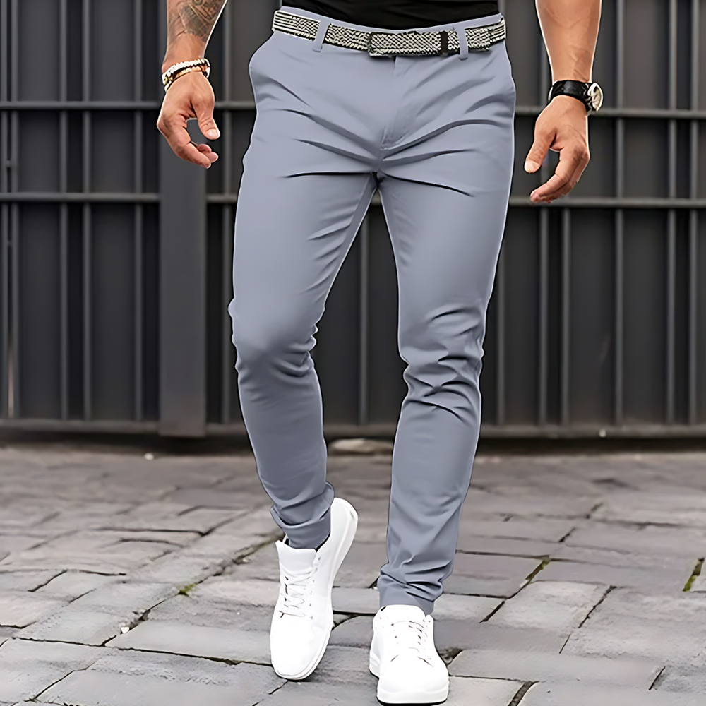 Hose für Herren in Hellgrau mit tailliertem Schnitt, elastischem Material und praktischen Gürtelösen.