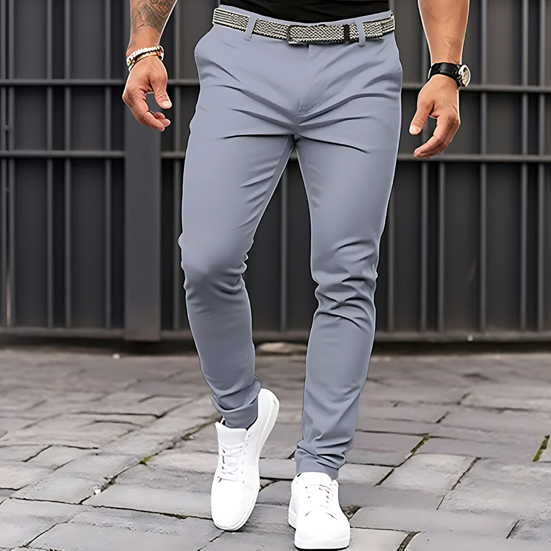 Hose für Herren in Hellgrau mit tailliertem Schnitt, elastischem Material und praktischen Gürtelösen.