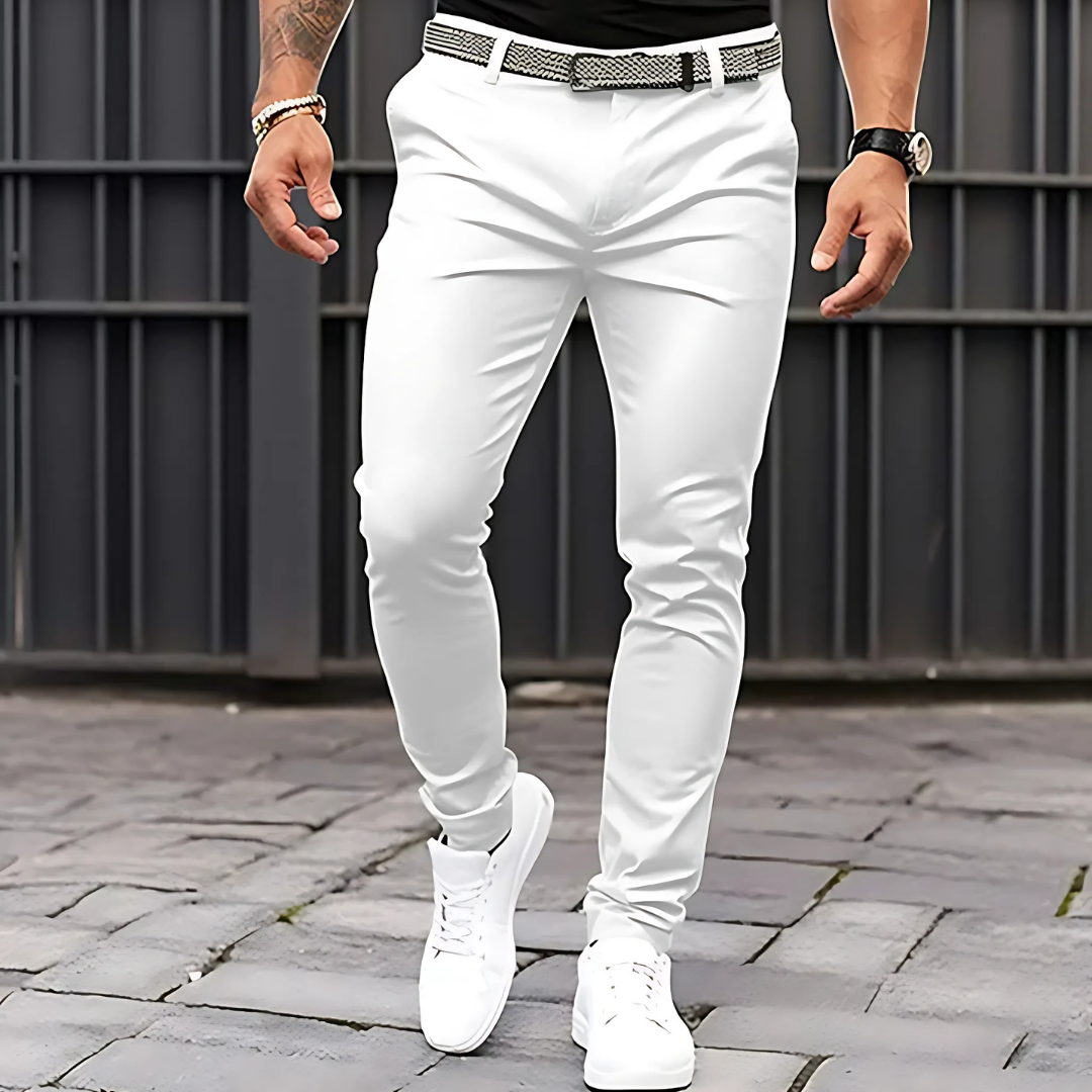 Hose für Herren in Weiß mit tailliertem Schnitt, elastischem Material und praktischen Gürtelösen.