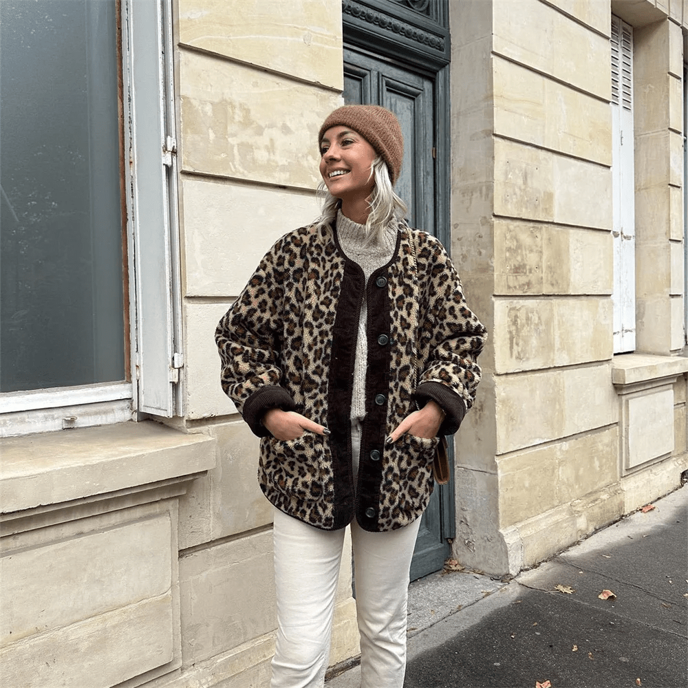 Jacke für Damen im Leopardenmuster mit Fleecequalität und Knopfleiste im Streetstyle