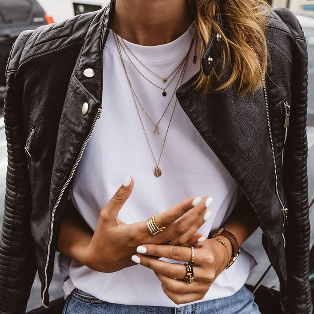 Jacke mit strukturierter Schulterpartie, tailliertem Schnitt und funktionalem Reißverschlussdesign für Damen.