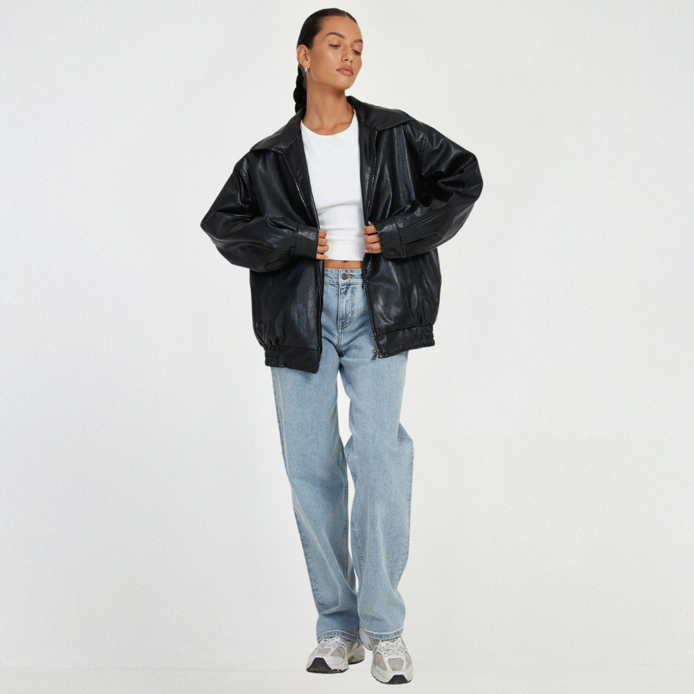 Jacke für Damen in Schwarz mit weiten Kragen, den langen Ärmeln und dem elastischen Saum