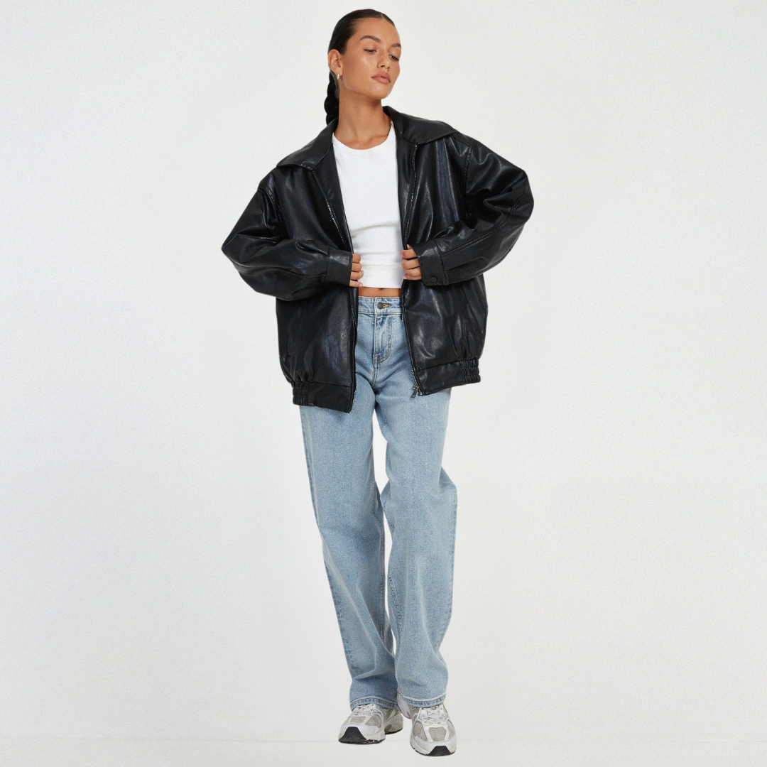 Jacke für Damen in Schwarz mit weiten Kragen, den langen Ärmeln und dem elastischen Saum