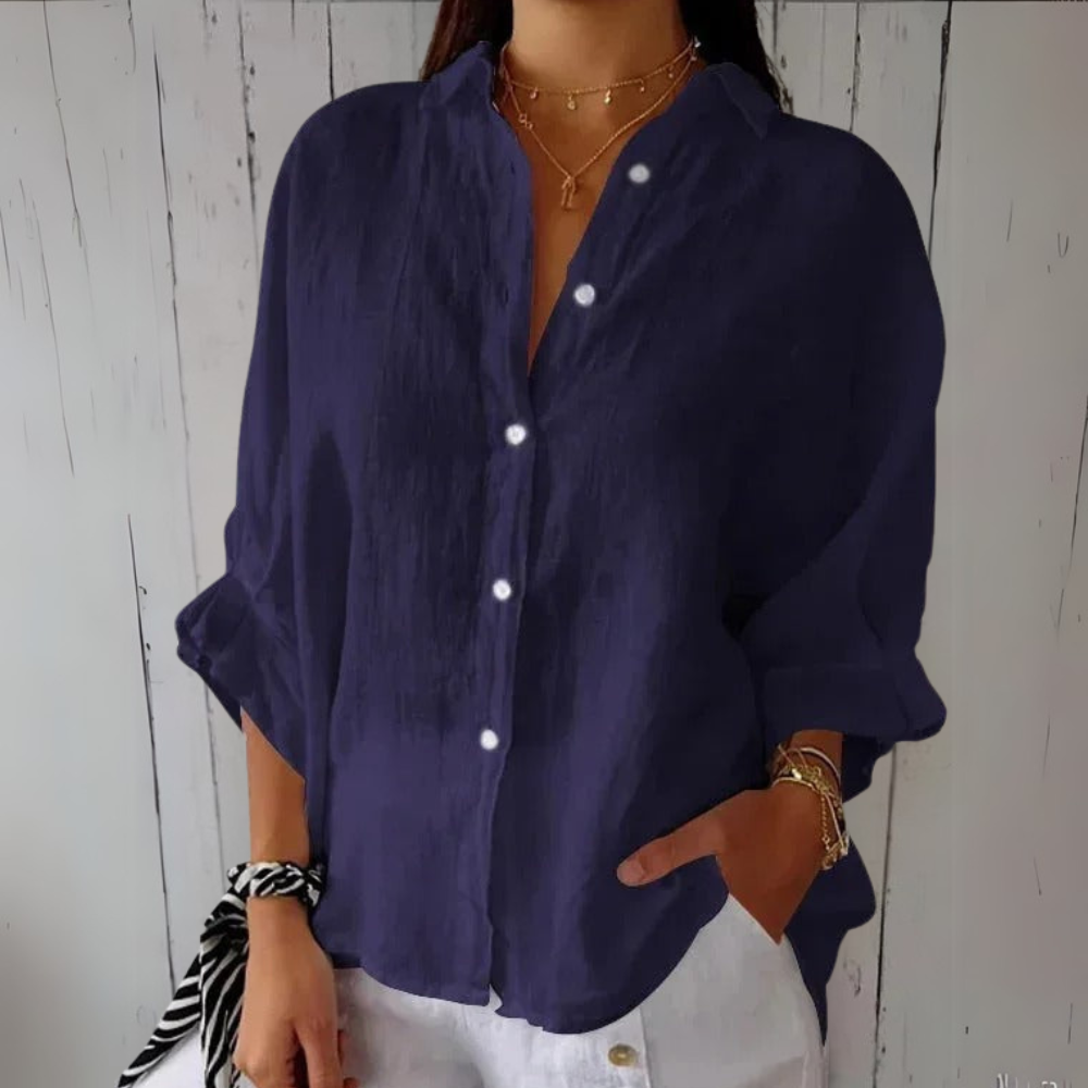 Stilvolle blaue Baumwoll-Leinen-Bluse für Damen, ideal für einen entspannten, aber schicken Look, geeignet für legere und semi-formelle Anlässe.