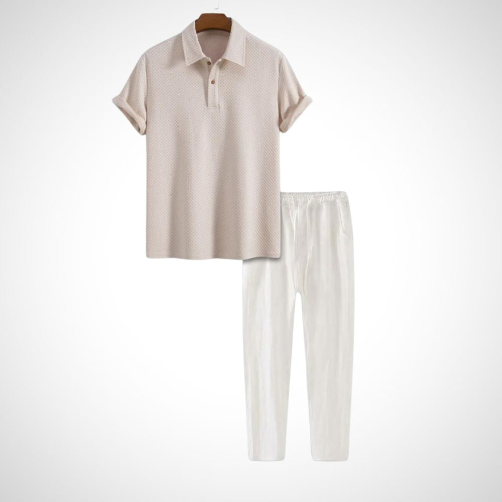 Kevin lockerer Sommer Zweiteiler für Herren mit beigem Poloshirt und weißer Hose ideal für lässige warme Tage
