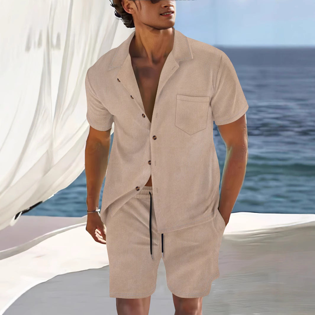 Luftiges khaki Herrenset mit kubanischem Kragen und Shorts – das ideale Stilvolles Zweiteiliges Set für legere Sommertage.