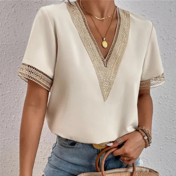 Beigefarbene Bluse mit V-Ausschnitt und Häkelspitze – natürlich und elegant