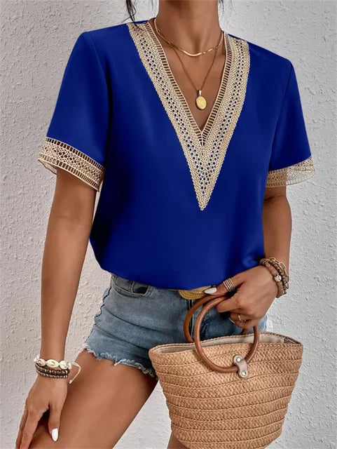 Blaue Bluse mit V-Ausschnitt und Häkelspitze – lebendig und modern